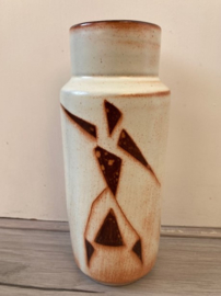 Ranke vaas met abstract figuur