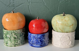 Handgemaakte set appels op houder