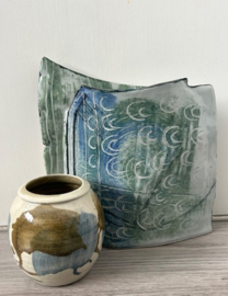 handgevormde vaas groen blauw