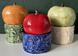 Handgemaakte set appels op houder