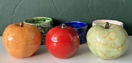 Handgemaakte set appels op houder