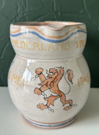 Goedewaagen kannetje Nederland Vrij 1945