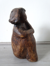 Sculptuurtje zittende vrouw