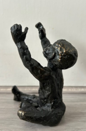 Astrid Koppen sculptuur brons Kind met gestrekte armen