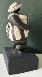 Raku plastiek dikke dame met hoed