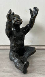 Astrid Koppen sculptuur brons Kind met gestrekte armen
