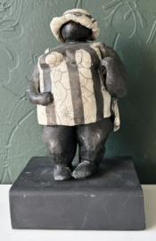 Raku plastiek dikke dame met hoed