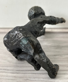 Astrid Koppen sculptuur brons Kind met gestrekte armen