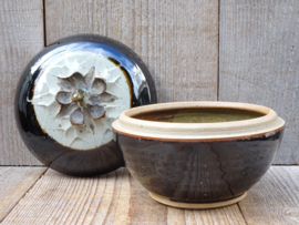 Dekselpot tenmoku met reliëfbloem