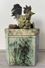 Rien Wensma plastiek haan in tuin