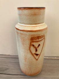 Ranke vaas met abstract figuur