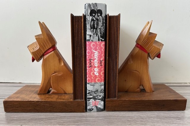 Houten boekensteunen met terriër
