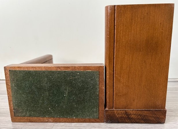 Houten boekensteunen met terriër