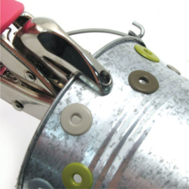 We R Memory Keepers -  Crop-A-Dile Pons - Roze in opbergbox incl. 100 eyelets