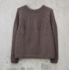 KFO - Bjørk Sweater Adult (Engelstalig) - Knitting For Olive