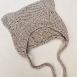 KFO - Baby Bear Bonnet (Engelstalig) - Knitting For Olive