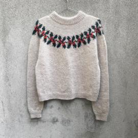 KFO - Holly Sweater Adult (Engelstalig) - Knitting For Olive