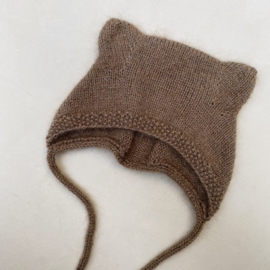 KFO - Baby Bear Bonnet (Engelstalig) - Knitting For Olive