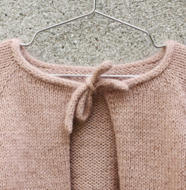 KFO - Audrey Cardigan (Engelstalig) - Knitting For Olive