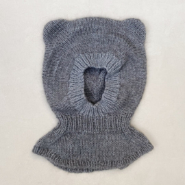 KFO - Baby Bear Balaclava (Engelstalig) - Knitting For Olive