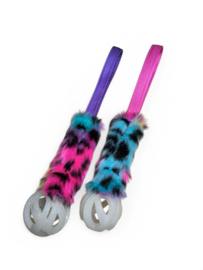 Chuck-it Breath GITD 7cm met Panter regenboog print nep bont roze handvat