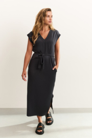 YAYA Lange T-shirt jurk met V-hals en ceintuur