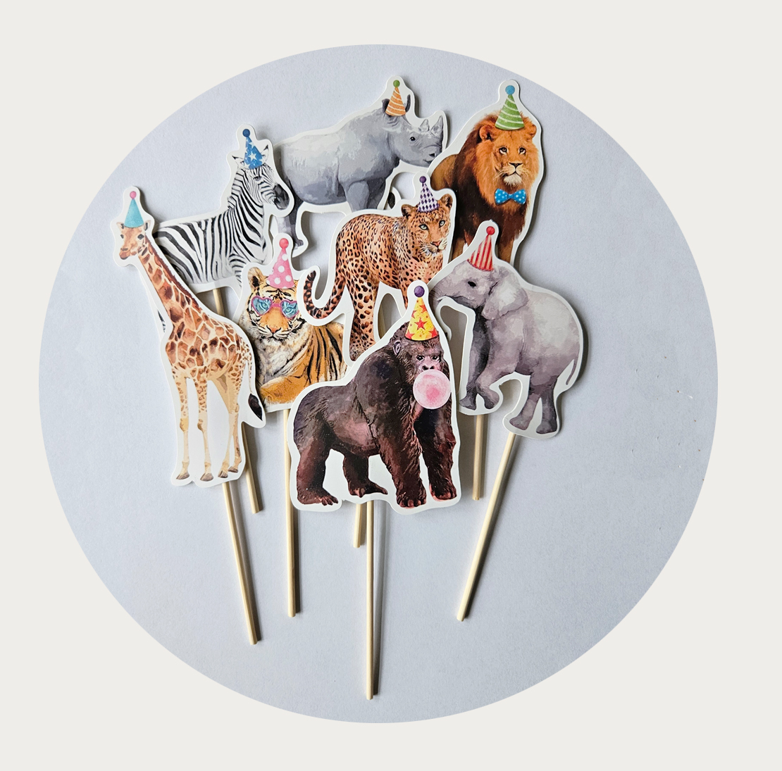 Wilde dieren met feesthoed cupcake prikkers