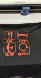 zwart tshirt korte mouwen met eat sleep windsurf repeat  (achterkant) print is WIT i.p.v.  rood