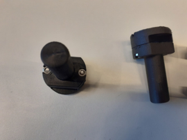 Male mast cap in 3D printed ABS/Carbon-band van zeil zit opgesloten in cap dmv. 2 x m3 bout