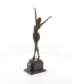 Een bronzen beeld van een Egyptische danseres