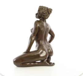 Groot bronzen beeld van een zittende vrouw