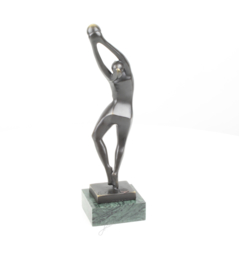 Gedetailleerd abstract Bronzen vrouw met bal