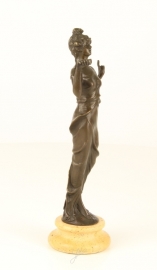 Bronzen  beeld staande dame