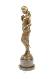 Bronzen beeld van een art Deco vrouw met bloem in haar hand