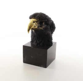 Een bronzen beeld van een adelaarskop