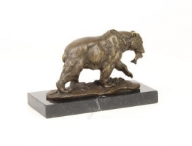 Bronzen  beeld van een grizzlybeer met prooi
