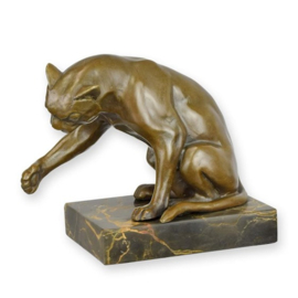 bronzen beeld van een spelende kat