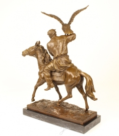 Bronzen sculptuur een man op een paard , zich voorbereidt op het loslaten van zijn jacht arend