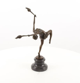 Een bronzen beeld van een vlam leaper