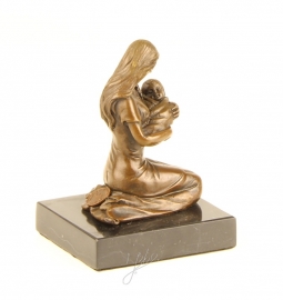 Bronzen beeld moeder met kind.