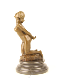 erotische brons beeld vrouw geknield met haar handen op de rug.