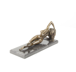 Bronzen poserende naakte vrouw