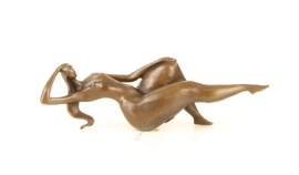 EEN MODERNISTISCHE BRONZEN SCULPTUUR VAN EEN VROUW