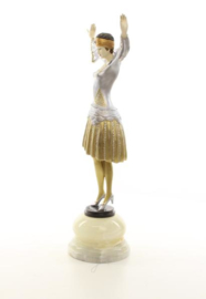 Een bronzen beeld van een tulband danser