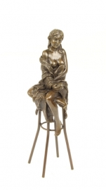 EEN BRONZEN SCULPTUUR VAN EEN DAME OP BARKRUK