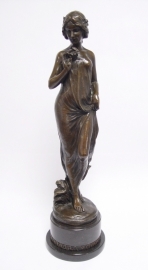 Bronzen vrouw met bloemen