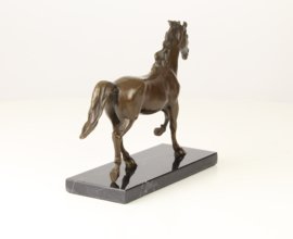 Bronzen beeld van een paard in draf