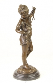 Een bronzen beeld van een meisje met een kat