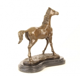 Bronzen beeld van een elegant paard