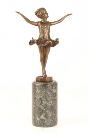 Brons beeld van jonge balletdanseres.